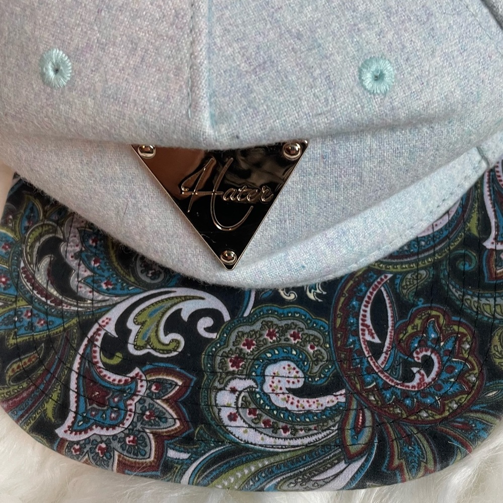 Guess Gray Paisley Brim Cap - Picture 5 of 5